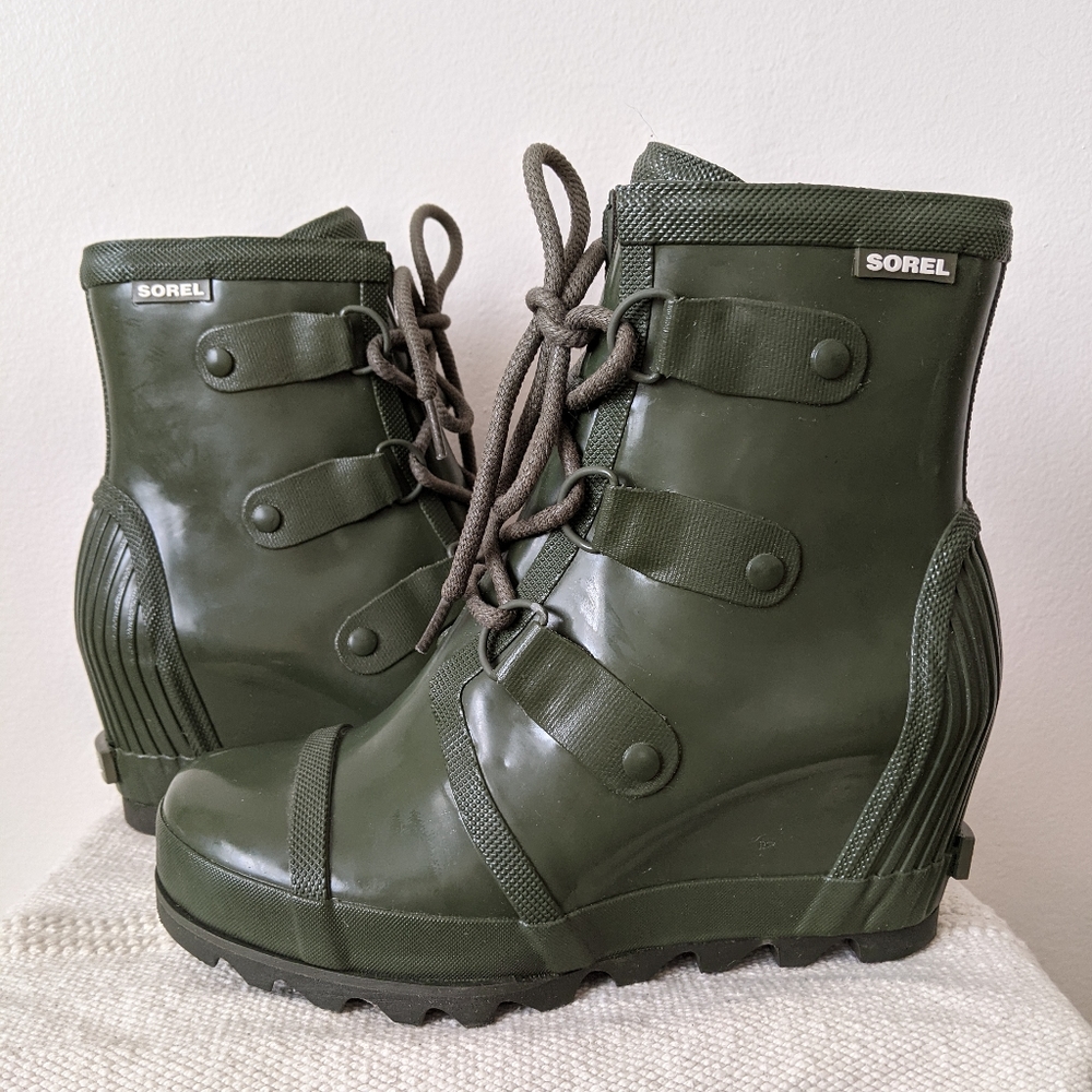 Sorel Joan Rain Wedge Gloss Boot-Green-Size 7.5